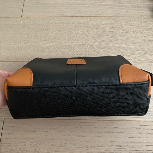 Bric’s Toiletry Bag / Qatar Airlines Amenity Kit - Picture 5 of 6